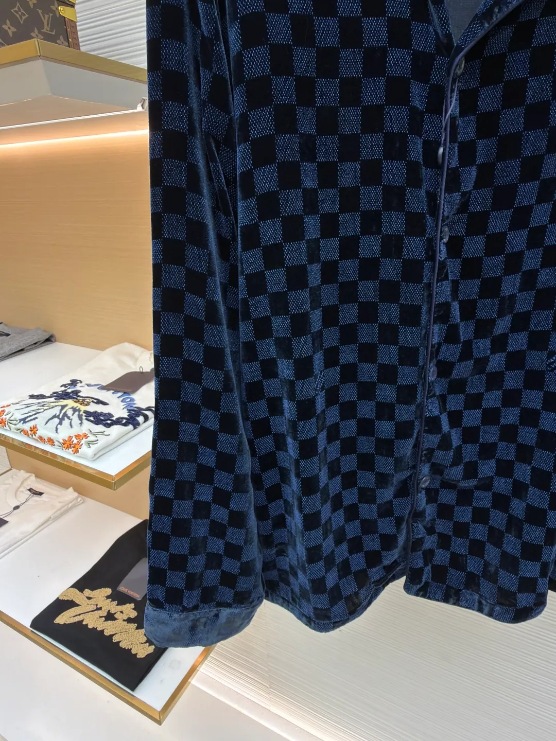 LOUIS VUITTON velvet checkerboard printed shirt ●Original version: purchased and developed for 17700 ●Item number: 1681273-B70 ●Fabric: rayon blended velvet fabric ●Technology: printing production ●Color: blue and black plaid ●Version: fitted version ●Weight: about 345 grams ●Size: XS-S-M-L ●Description: Made of nylon + rayon blended velvet fabric, scanned the Y pattern to make the pattern, using a mechanical mesh of 120 mesh, a large round mesh, the slurry is mixed with powder slurry + glue, and the finished cloth is washed in a rope shape to remove the surface prints The flower paste material and the flower position of the cutting pieces are cut with positioning flowers. All single pieces are cut from the rough pattern and manually re-arranged to correct the flower position. The door cuffs are made of rayon satin wrapped with a 0.1cm wide cotton core and are matched with hand-stitched hardware buttons with glossy finish. The overall routing is straight and delicate, the fabric is comfortable and soft, the color is consistent and there is no color difference, it can be matched with the same style to create a fashionable look, and can be used in various occasions, customized accessories, complete with three standards, the same style for men and women!